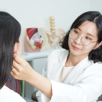 Do Bedsheets Affect Your Skin? Dermatologists Say Yes